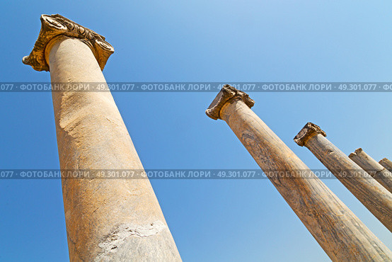 column    temple and theatre in ephesus   antalya turkey asia sky  the ruins. Стоковое фото, агентство Ingram Publishing / Фотобанк Лори