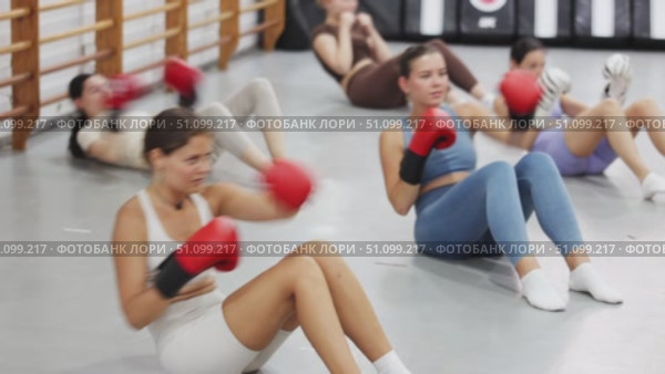 combined exercises and tasks. Students pump abs and lunge with hands and fists, working out speed of boxing punch. Стоковое видео, видеограф Яков Филимонов / Фотобанк Лори