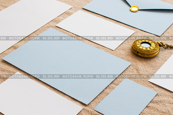 composition colored papers vintage clocks. Стоковое фото, агентство Ingram Publishing / Фотобанк Лори