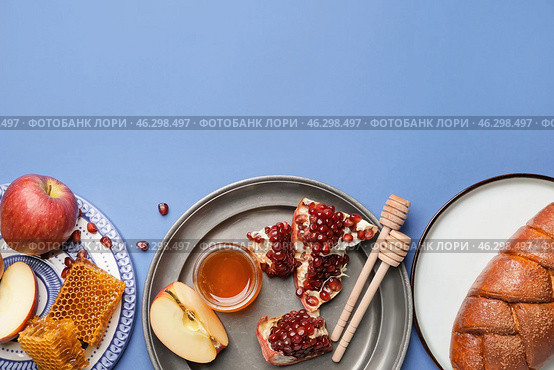 Composition for Rosh Hashanah (Jewish New Year) celebration on color background. Стоковое фото, фотограф Pixel_shot / Фотобанк Лори