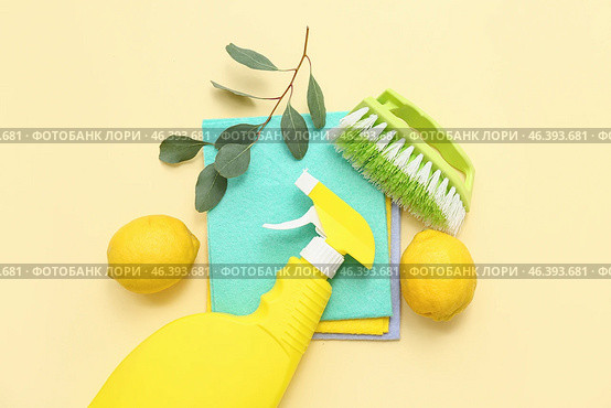 Composition with detergent, dusters, lemons and cleaning brush on color background. Стоковое фото, фотограф Pixel_shot / Фотобанк Лори