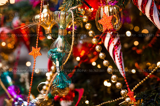 Concept of preparation and decoration for the new year 2026. Beautiful Christmas background. Beautiful holiday toys on the New Year's tree in Moscow. Стоковое фото, фотограф Photojuli / Фотобанк Лори