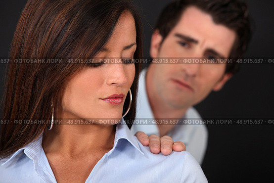 Concerned man touching his wife’s shoulder. Стоковое фото, агентство Ingram Publishing / Фотобанк Лори