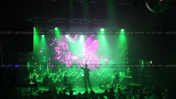 Concert of the symphony orchestra under bright scenic spotlights. Редакционное видео, видеограф Евгений Ткачёв / Фотобанк Лори