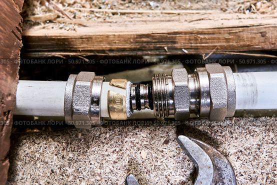 Connection of multilayer pipes using compression fitting during installation, showing insert, compression ring and union nut. Стоковое фото, фотограф Владимир Григорьев / Фотобанк Лори