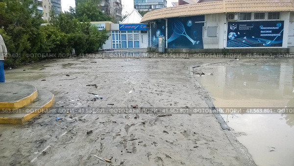 Consequences of the strongest downpour in the city of Novorossiysk. Riot of the elements. Mud deposits on the streets. (2016 год). Редакционное фото, фотограф Леонид Еремейчук / Фотобанк Лори