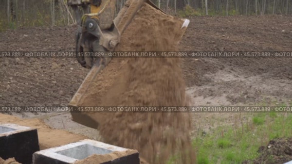 Construction, excavator bucket with earth строительство, ковш с землей экскаватора. Стоковое видео, видеограф Опока Алексей / Фотобанк Лори