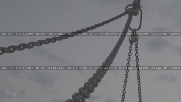 Construction hook, chains, construction, iron крюк строительный, цепи, стройка, железо. Стоковое видео, видеограф Опока Алексей / Фотобанк Лори
