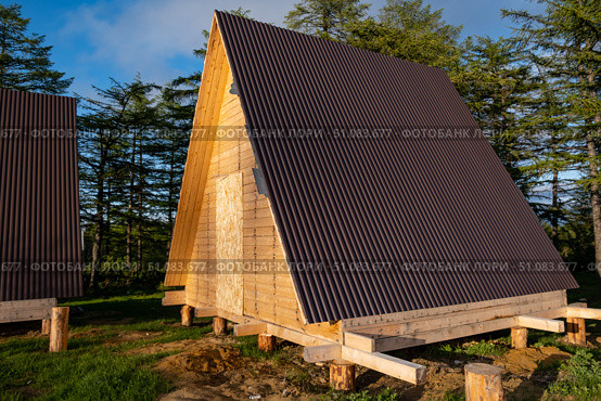 Construction of a wooden residential camping in the forest in the fresh air for tourism. Soft focus. Стоковое фото, фотограф lyudmila Soloveva / Фотобанк Лори