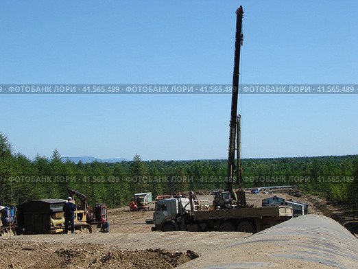Construction of gas pipeline on the ground. Стоковое фото, фотограф Леонид Еремейчук / Фотобанк Лори