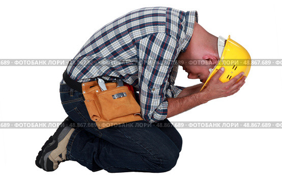 Construction worker on his knees. Стоковое фото, агентство Ingram Publishing / Фотобанк Лори