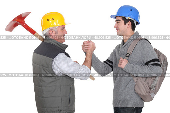 Construction workers shaking hands. Стоковое фото, агентство Ingram Publishing / Фотобанк Лори