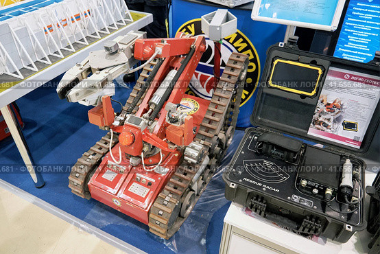 Controlled robot and radar to search for people under the rubble at the MES stand at exhibition Interpolitex - Moscow, Russia, 10 25 2019. Редакционное фото, фотограф Андрей Журавлев / Фотобанк Лори