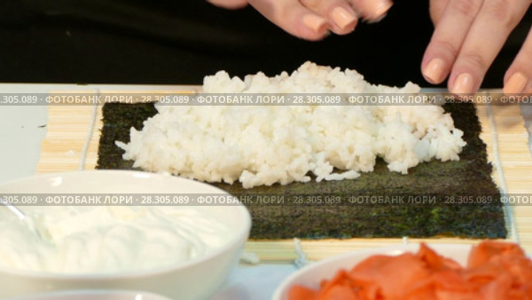 Cook puts rice on nori. Стоковое видео, видеограф Tatiana Kravchenko / Фотобанк Лори