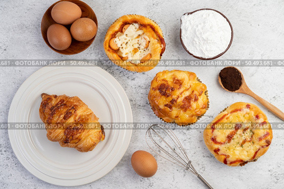 Cooked bread with ingredients Eggs and tapioca flour in a cup. Selective focus. Стоковое фото, агентство Ingram Publishing / Фотобанк Лори