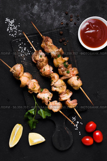 cooked meat veggies kebab with ketchup. Стоковое фото, агентство Ingram Publishing / Фотобанк Лори