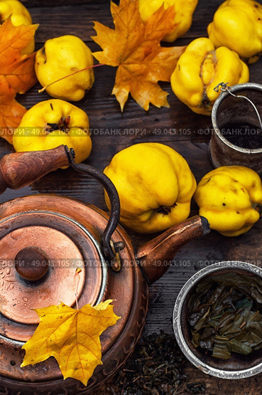 Copper kettle brewing and quinces. Стоковое фото, агентство Ingram Publishing / Фотобанк Лори