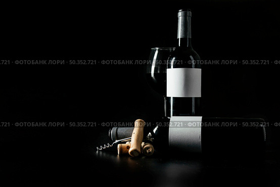 corkscrew corks near bottles wineglass. Стоковое фото, агентство Ingram Publishing / Фотобанк Лори