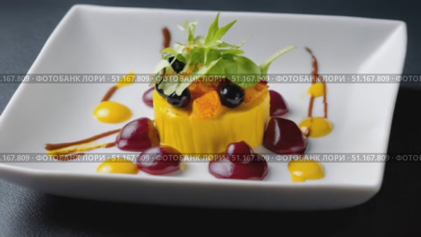 Corn cake gourmet style, accompanied by fresh greens, orange croutons, dark berries, drizzled with red, yellow sauces, balsamic glaze on white plate, dark textured background. Стоковое AI-видео, аниматор Юрий Поздников / Фотобанк Лори