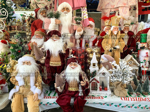 Counter with Christmas items for holiday decorations (2022 год). Редакционное фото, фотограф Irina Opachevsky / Фотобанк Лори