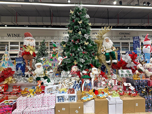 Counter with Christmas items for holiday decorations (2023 год). Редакционное фото, фотограф Irina Opachevsky / Фотобанк Лори