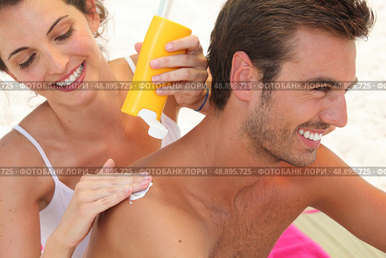 Couple applying suncream. Стоковое фото, агентство Ingram Publishing / Фотобанк Лори