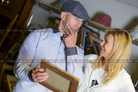 couple buying stuff at flea market. Стоковое фото, агентство Ingram Publishing / Фотобанк Лори