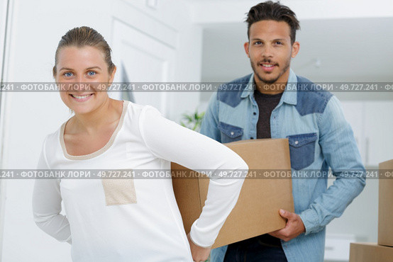 couple carrying a box together in appartment. Стоковое фото, агентство Ingram Publishing / Фотобанк Лори