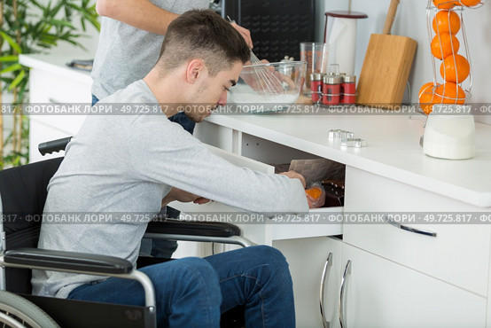 couple cooking together - man disabled on wheelchair. Стоковое фото, агентство Ingram Publishing / Фотобанк Лори
