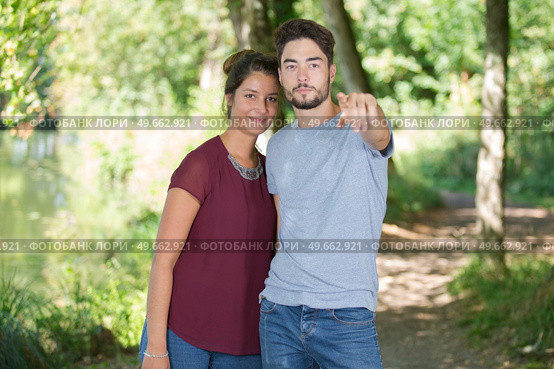 Couple in countryside, pointing forward. Стоковое фото, агентство Ingram Publishing / Фотобанк Лори