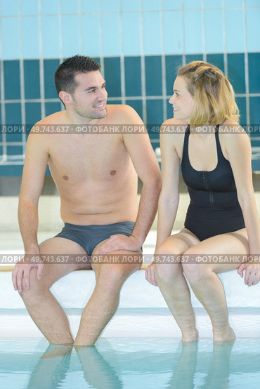 couple is having fun in swiming pool. Стоковое фото, агентство Ingram Publishing / Фотобанк Лори