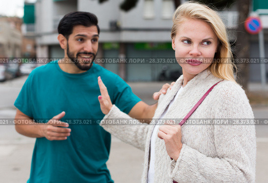 Couple is quarrelling because of the disagreements between them. Стоковое фото, фотограф Яков Филимонов / Фотобанк Лори