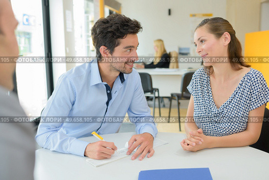 couple is signing a cheque. Стоковое фото, агентство Ingram Publishing / Фотобанк Лори