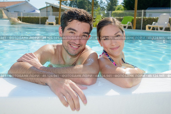 Couple looking over side of pool. Стоковое фото, агентство Ingram Publishing / Фотобанк Лори