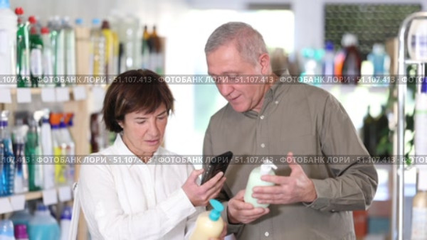 Couple man and woman scanning qr code for liquid soap. Стоковое видео, видеограф Яков Филимонов / Фотобанк Лори