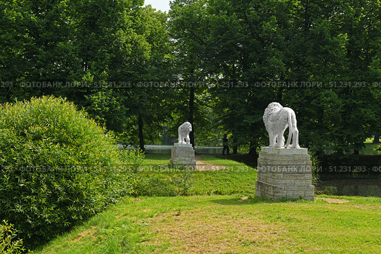 Couple of lions were installed on opposite Pond banks. Moskovsky Victory Park, Saint Petersburg, Russia. Стоковое фото, фотограф Валерия Попова / Фотобанк Лори