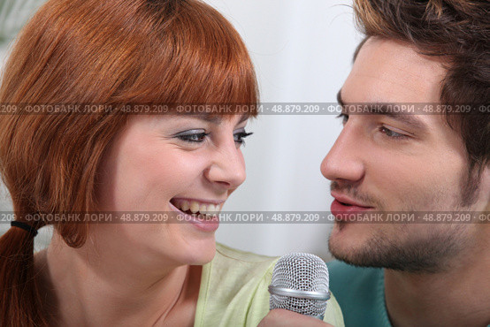 Couple singing with microphone. Стоковое фото, агентство Ingram Publishing / Фотобанк Лори