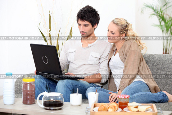 Couple using a laptop. Стоковое фото, агентство Ingram Publishing / Фотобанк Лори