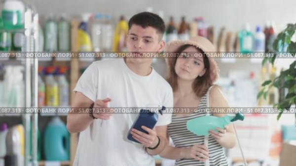 Couple view trademark sign on label, pick eco friendly chemical cleaner spay. Стоковое видео, видеограф Яков Филимонов / Фотобанк Лори