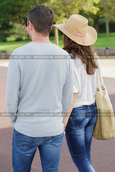 couple walking in the park. Стоковое фото, агентство Ingram Publishing / Фотобанк Лори