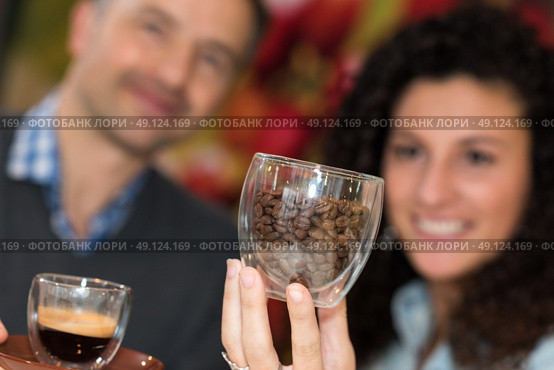 Couple with coffee and beans in glass cups. Стоковое фото, агентство Ingram Publishing / Фотобанк Лори