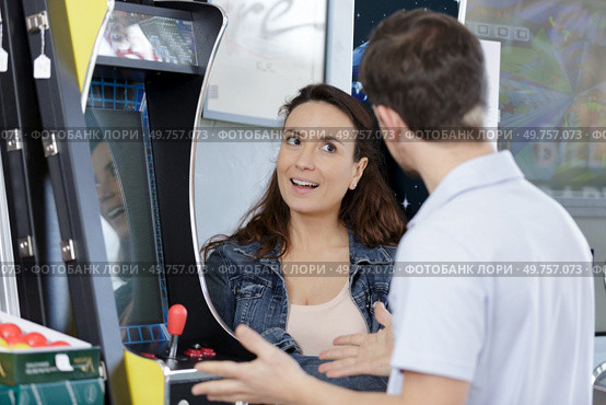 couple with payout ticket at casino. Стоковое фото, агентство Ingram Publishing / Фотобанк Лори