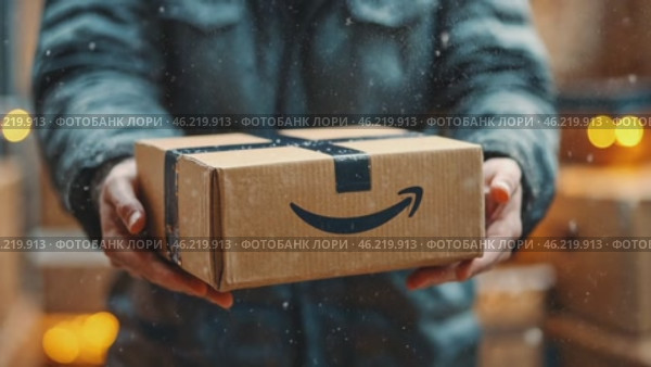 Courier holding a cardboard box with a famous logo during snowfall. Стоковое AI-видео, аниматор Юрий Поздников / Фотобанк Лори