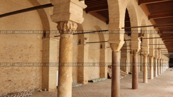 Courtyard of Great Mosque of Kairouan, in city of Kairouan, Tunisia. Стоковое видео, видеограф Яков Филимонов / Фотобанк Лори