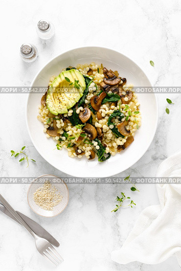 Couscous with avocado, spinach and sauteed champignon mushrooms with onion, top down view. Стоковое фото, агентство Ingram Publishing / Фотобанк Лори