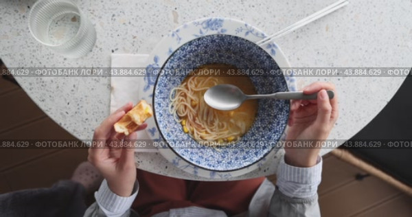 Cozy Meal Experience Hands Happily Enjoying Delicious Noodles Scrumptious Snack Chic Table Setting. Стоковое видео, видеограф Ekaterina Demidova / Фотобанк Лори