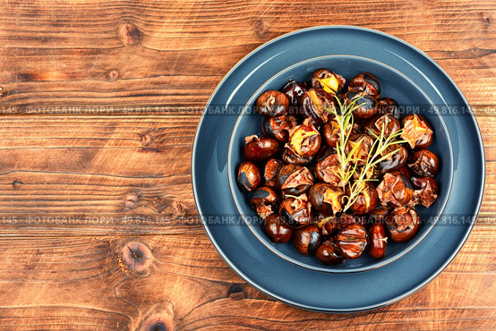 Cracked roasted chestnuts, roasted chestnuts some chestnuts split open. Charred roasted Chestnuts. Стоковое фото, агентство Ingram Publishing / Фотобанк Лори