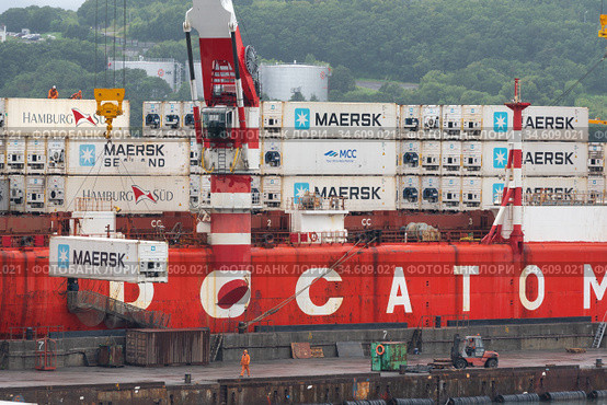 Crane unloaded container cargo ship Sevmorput Rosatomflot - Russian nuclear-powered icebreaker lighter aboard ship carrier (2019 год). Редакционное фото, фотограф А. А. Пирагис / Фотобанк Лори