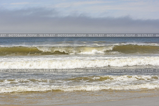 Crashing Waves on a LIghthouse Beach on the Oregon Coast near Coos Bay. Стоковое фото, агентство Ingram Publishing / Фотобанк Лори