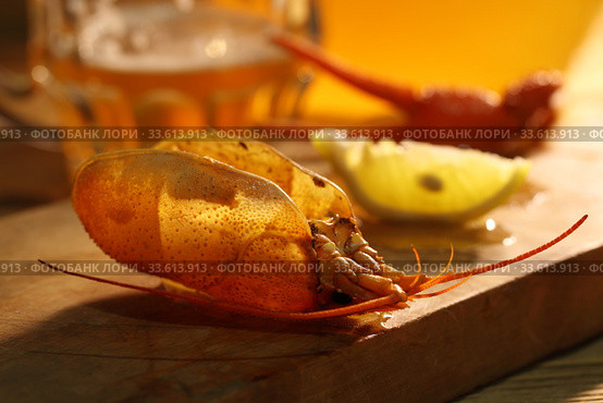 Crayfish with beer on a wooden table. Стоковое фото, фотограф Марина Володько / Фотобанк Лори